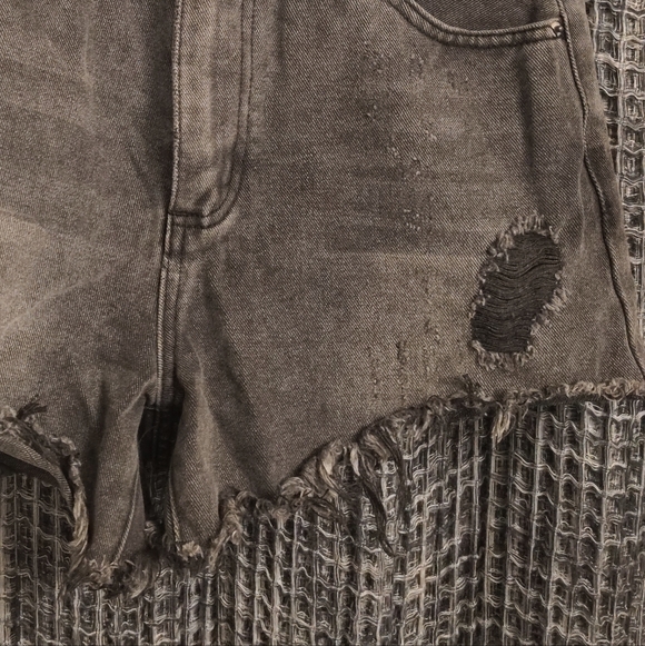 Refuge Black Distressed Denim Shorts Size 2 - Picture 5 of 8